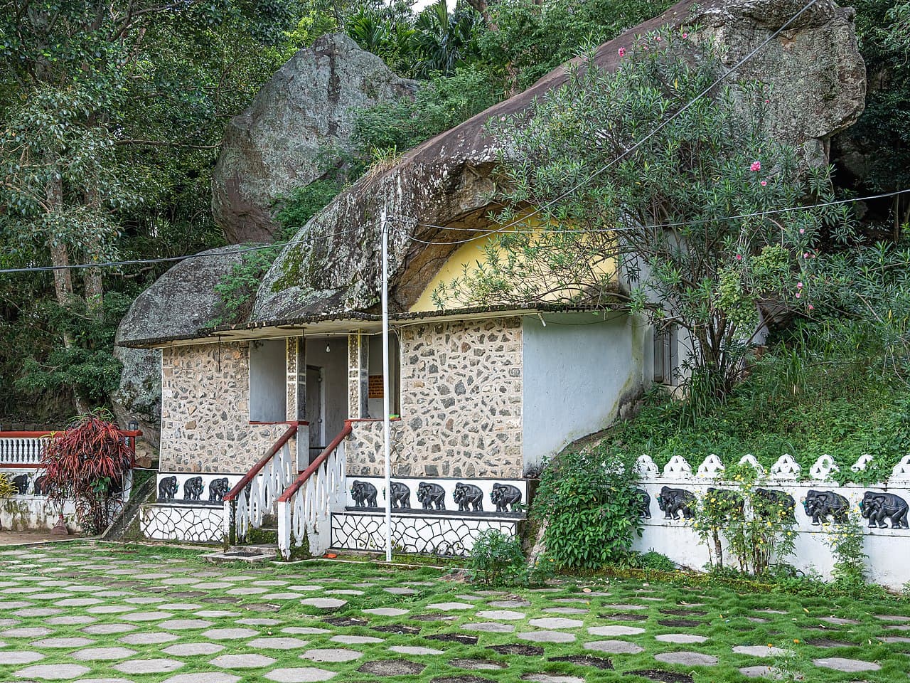 Ravana rock temple near Ella, Sri Lanka
